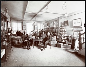 Groep mannen die wijn drinken bij G.L. Nicholas, wijn- en sterke drankhandelaren, 43 Beaver Street, New York